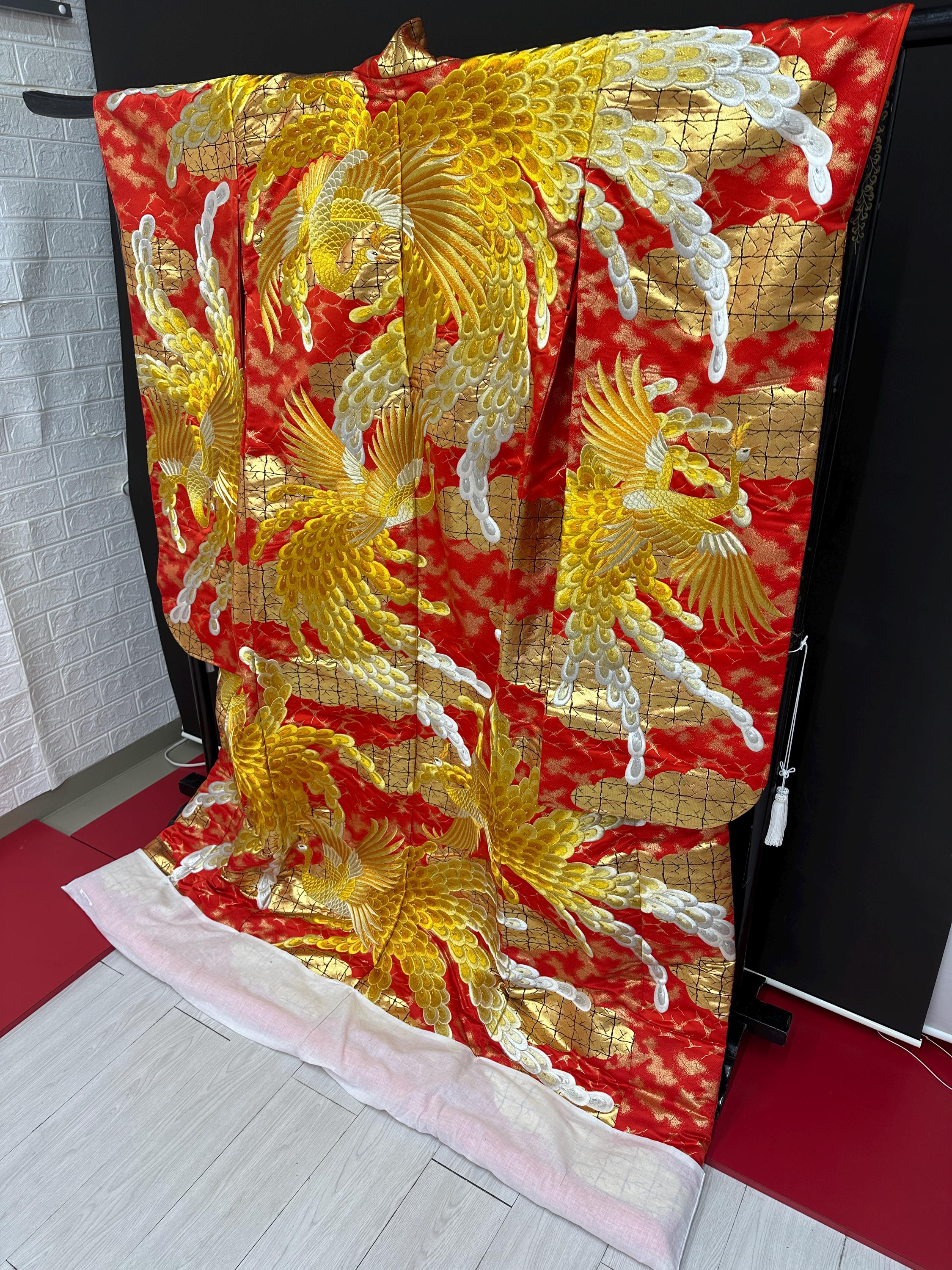 Tolle Stickerei!　Luxusgut. nur von japanischen Bräuten getragen UCHIKAKE. HOCHZEITS-KIMONO. Vintage Kimonos von vor über 40 Jahren, neu genäht.