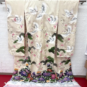It&#39;s a unique vintage outfit.Japanese Kimonos: Wear a Piece of Japanese Culture.Authentic Japanese Kimonos for Sale. UCHIKAKE.