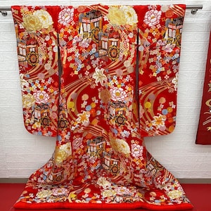 Japanese Kimonos: Wear a Piece of Japanese Culture.Authentic Japanese Kimonos for Sale. UCHIKAKE,Wedding Kimono,Silk,  Fabric, original.