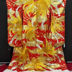 アンティークの日本の着物 - 江戸時代の日本の刺繍の打掛ローブ アンティークの日本の着物 - 江戸時代の日本の刺繍の打掛ローブ