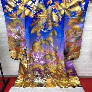 Japanische Kimonos: Tragen Sie ein Stück japanischer Kultur.Authentische japanische Kimonos zum Verkauf. UCHIKAKE,Hochzeitskimono,Hochzeitskimono,Seide,Stoff,Original.