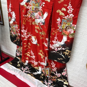 Japanische Kimonos: Tragen Sie ein Stück japanischer Kultur.Authentische japanische Kimonos zum Verkauf. UCHIKAKE,Hochzeitskimono,Hochzeitskimono,Seide,Stoff,Original.
