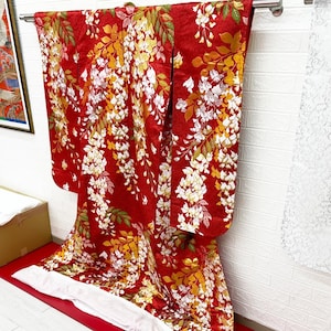 Japanische Kimonos: Tragen Sie ein Stück japanischer Kultur.Authentische japanische Kimonos zum Verkauf. UCHIKAKE,Hochzeitskimono,Hochzeitskimono,Seide,Stoff,Original.