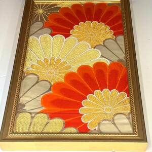 ingelijst om de Japanse vintage obi te versieren. Het ontwerp is chrysantenbloem Japanese Art.