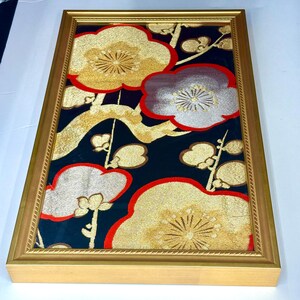 ingelijst om de Japanse vintage obi te versieren. Het ontwerp is pruimenbloesems. Japanse kunst.