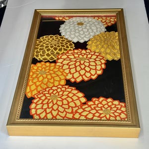 ingelijst om de Japanse vintage obi te versieren. Het ontwerp is een chrysantenbloem. Japanse kunst.