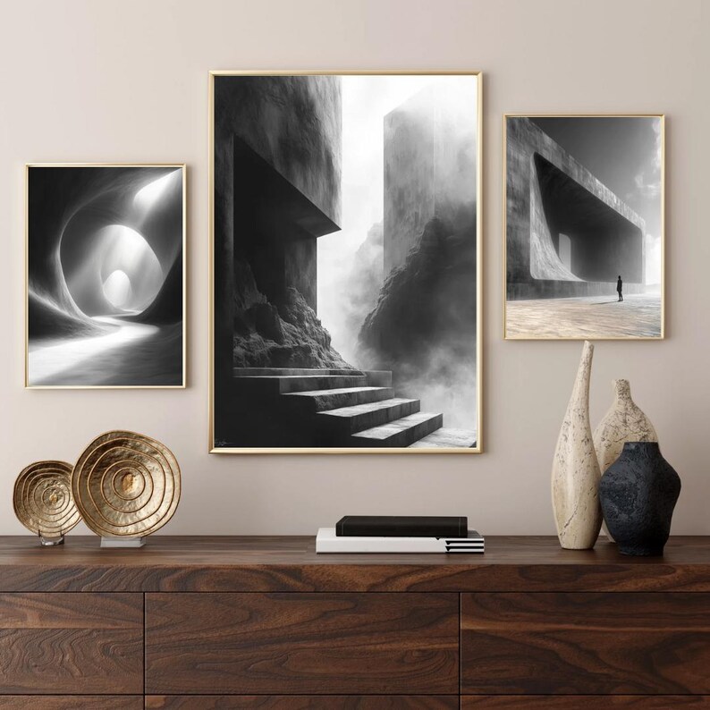 Puede incluir: Tres impresiones art&iacute;sticas en blanco y negro enmarcadas con marcos dorados. Las impresiones representan escenas arquitect&oacute;nicas y naturales. Objetos decorativos dorados y cer&aacute;micos se encuentran sobre una superficie de madera oscura, junto con una pila de libros y jarrones.