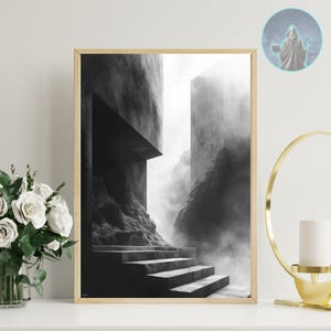 Puede incluir: Una impresi&oacute;n art&iacute;stica en blanco y negro enmarcada que representa una escena arquitect&oacute;nica surrealista con una escalera que conduce a un entorno brumoso. La obra de arte est&aacute; en un marco dorado, con un jarr&oacute;n de rosas blancas y un candelabro en primer plano.