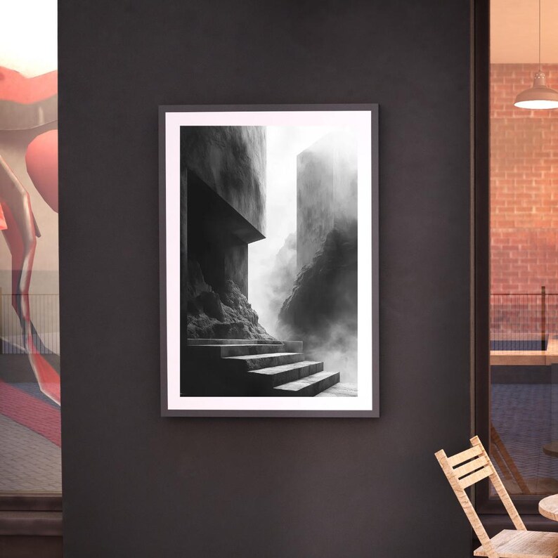 Puede incluir: Una impresi&oacute;n en blanco y negro enmarcada que representa una escena arquitect&oacute;nica misteriosa. La obra de arte presenta una escalera que conduce hacia arriba, flanqueada por estructuras imponentes y envuelta en niebla. La paleta monocrom&aacute;tica realza la atm&oacute;sfera dram&aacute;tica.