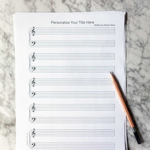 Puede incluir: Una hoja de papel de música en blanco con una clave de sol y cinco líneas. El papel está titulado "Personaliza tu título aquí" y tiene un espacio para el nombre del compositor. Un lápiz está sobre el papel.
