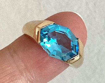 Vintage 9ct Gold Kite Cut Blue Topaz Art Deco Ring: Swiss Topaz Size M