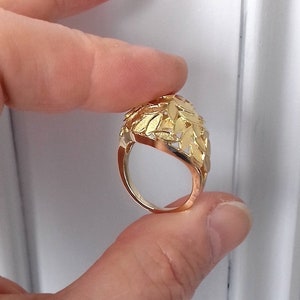 Vintage solid 18ct gold ring, 18k gold statement bombé ring, solid 18ct gold ring,vintage gold floral ring,1960's domed ring,gold dress ring
