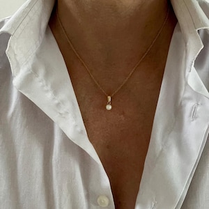 Dainty Vintage Cultured Pearl Pendant Necklace: 9ct Gold Chain