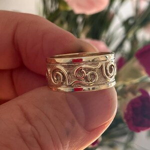 Patterned Vintage 9ct Gold Ring.Gold Ring With Scroll Pattern.3D Wire Pattern On Front Of Ring.Patterned Wedding Rings.Wide Gold Dress Ring.