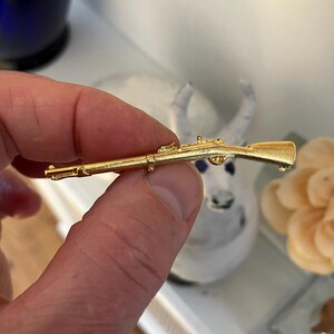 Vintage gold plated rifle brooch.Vintage miniature rifle brooch.Vintage gifts for game shooters.Hunting shooting fishing vintage jewellery.