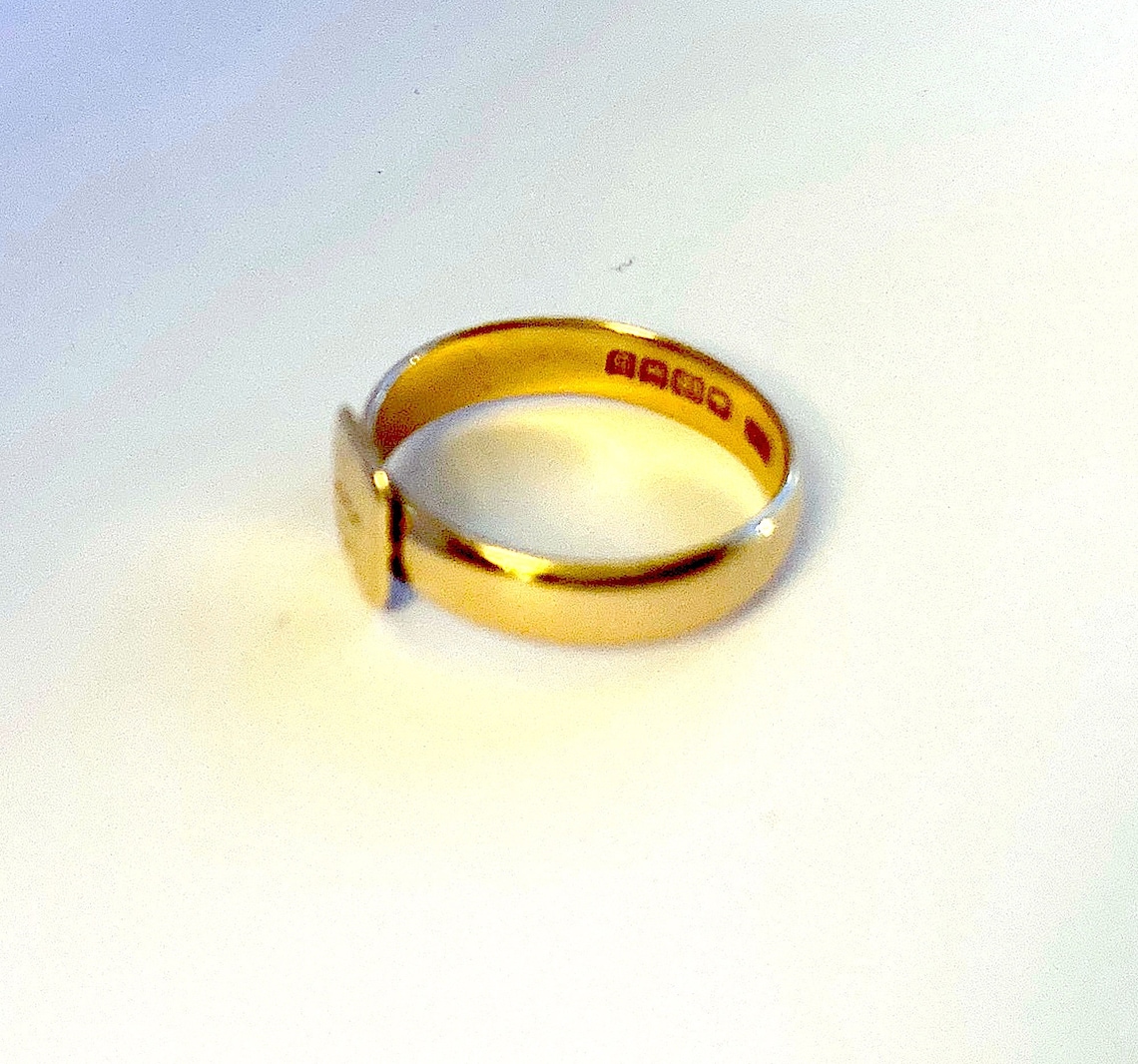 solid 18ct gold ring