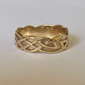 Bague de mariage celtique en or 9 carats vintage. Conception écossaise Alliance en or 9 carats. Bague de mariage en or du millénaire. Bague entrelacée complexe. Taille du doigt X