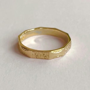 Vintage solid 18ct gold wedding ring, patterned vintage gold wedding band, unusual real gold wedding band, hallmarked 18k gold wedding band