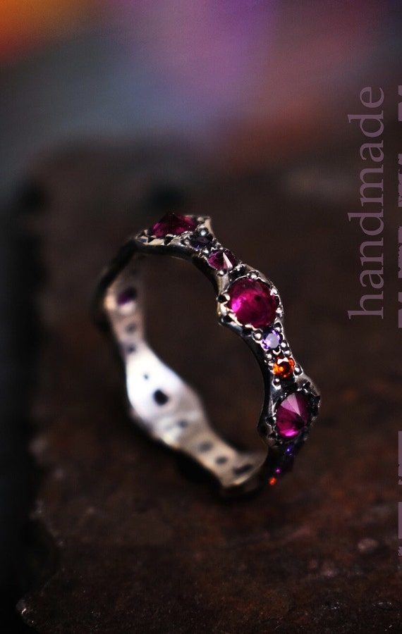 Bague fine avec petite pierre sale