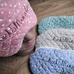 Supersüße Schlafmaske bestickt mit Noch 5 Minuten aus weicher Baumwolle und Frottee, in verschiedenen Farben. Bild 2