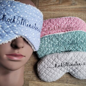 Supersüße Schlafmaske bestickt mit Noch 5 Minuten aus weicher Baumwolle und Frottee, in verschiedenen Farben. Bild 9