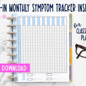 Könnte beinhalten: Planereinlage mit blau-weiß gestreiftem Rand und Raster zur Symptomverfolgung. Der Text "FILL-IN MONTHLY SYMPTOM TRACKER INSERTS" steht oben. Die Einlage ist mit "DIGITALER DOWNLOAD" gekennzeichnet und für Classic 9 Disc Planer.