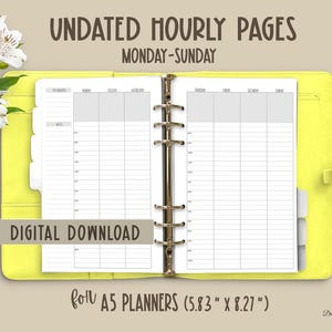 Può includere: Un'agenda A5 aperta con pagine orarie senza data dal lunedì alla domenica, dotata di una copertina giallo brillante, un meccanismo a sei anelli in metallo argentato e fogli bianchi. Il testo riporta Undated Hourly Pages, Digital Download e 14,8 cm per 21 cm.