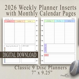 Peut inclure: Inserts de planificateur hebdomadaire 2026 avec pages de calendrier mensuel. Les pages du planificateur sont blanches avec un en-tête coloré pour chaque jour de la semaine. Le planificateur mesure 17.78 cm x 23.5 cm.
