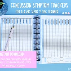 Può includere: Un inserto per planner con il testo "CONCUSSION SYMPTOM TRACKERS" e "FOR CLASSIC SIZED 9 DISC PLANNER." L'inserto presenta una griglia per il monitoraggio dei sintomi, con una penna appoggiata sulla pagina. Le parole "INSTANT DOWNLOAD" sono visibili.