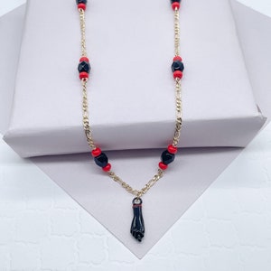 Collar Figaro relleno de oro de 18k con "Figa" negra, cuentas rojas, protección Azabache simulada, buena melodía, joyería de buena suerte