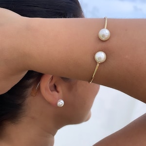 18k ゴールドフィルド ミニマリスト パール ボールエンド バングル、彼女へのギフト、ボヘミアン ジュエリー、上品なバングル、