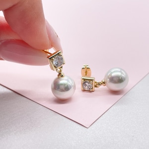 Pendiente de piedra de circonita cúbica tallada en círculo relleno de oro de 18 k con perla grande colgante