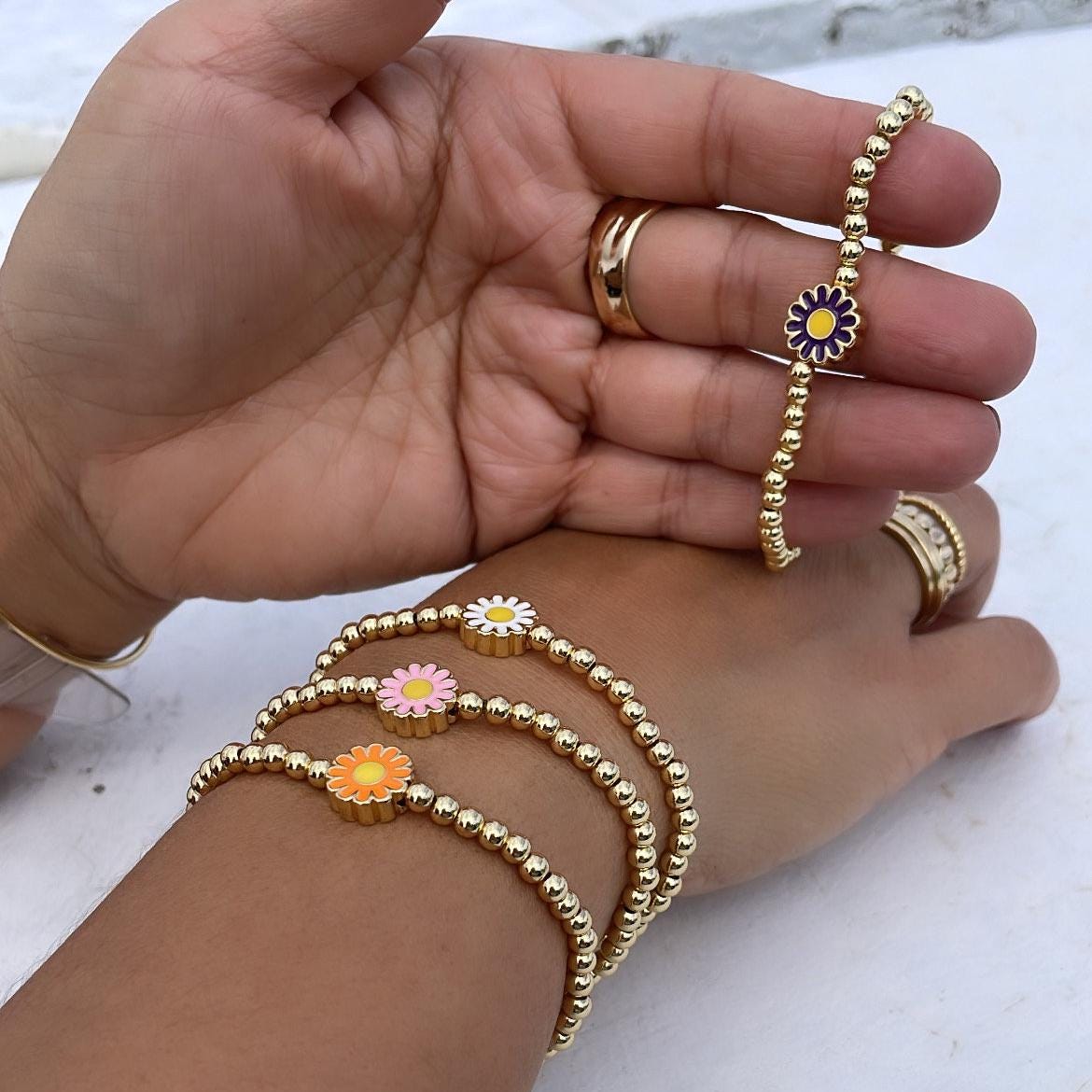 18K ゴールドフィルドの伸縮性のあるカラフルな花のビーズブレスレット