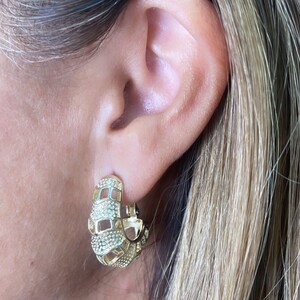 Brincos estilo gota em ouro 18k com padrões gravados
