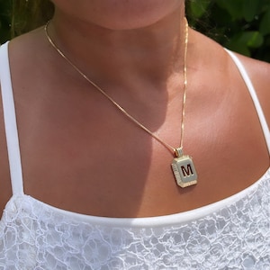 Dije inicial tridimensional relleno de oro de 18 quilates con collar de cadena de caja