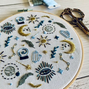 神秘的な刺繍パターンPDF – 天空の魔女のフープアート