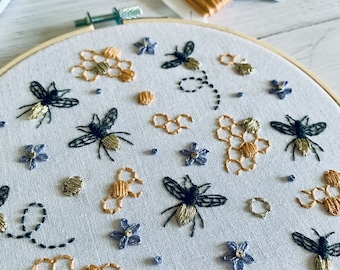 Wzór haftu „Trzmiel” w kształcie plastra miodu w formacie PDF – Cottagecore Floral Hoop Art