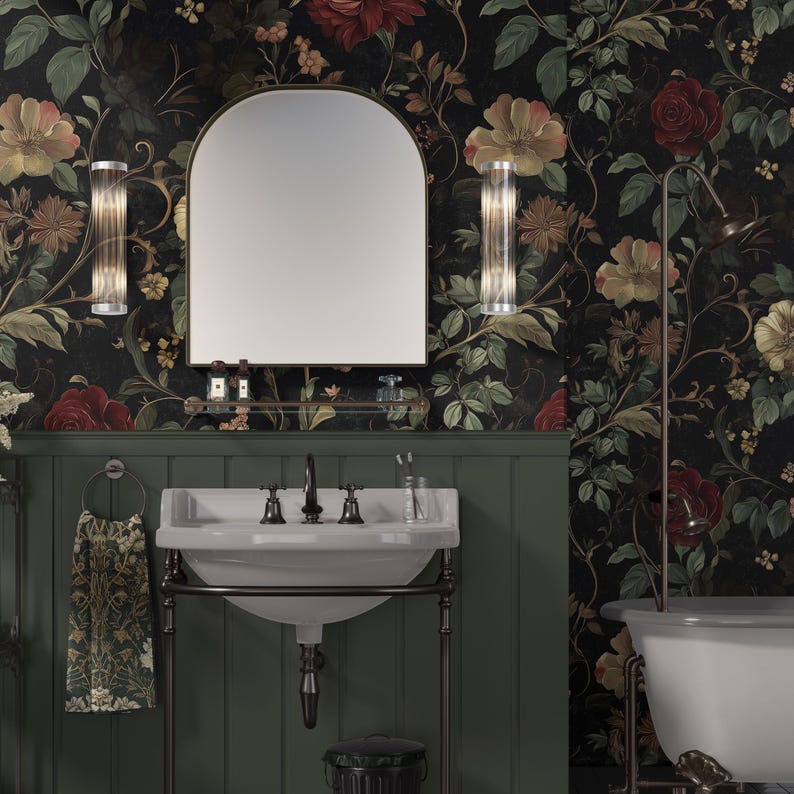 Puede incluir: Un ba&ntilde;o con una pared de azulejos verdes y un papel tapiz floral. Un lavabo de porcelana blanca con un grifo cromado est&aacute; sobre un soporte de metal negro. Un toallero de metal negro con una toalla de estampado floral est&aacute; a la izquierda. Una ba&ntilde;era blanca est&aacute; a la derecha.