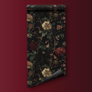 Puede incluir: Un rollo de papel tapiz negro con un patr&oacute;n floral con flores rojas, amarillas y blancas. Las flores est&aacute;n rodeadas de hojas y enredaderas verdes.