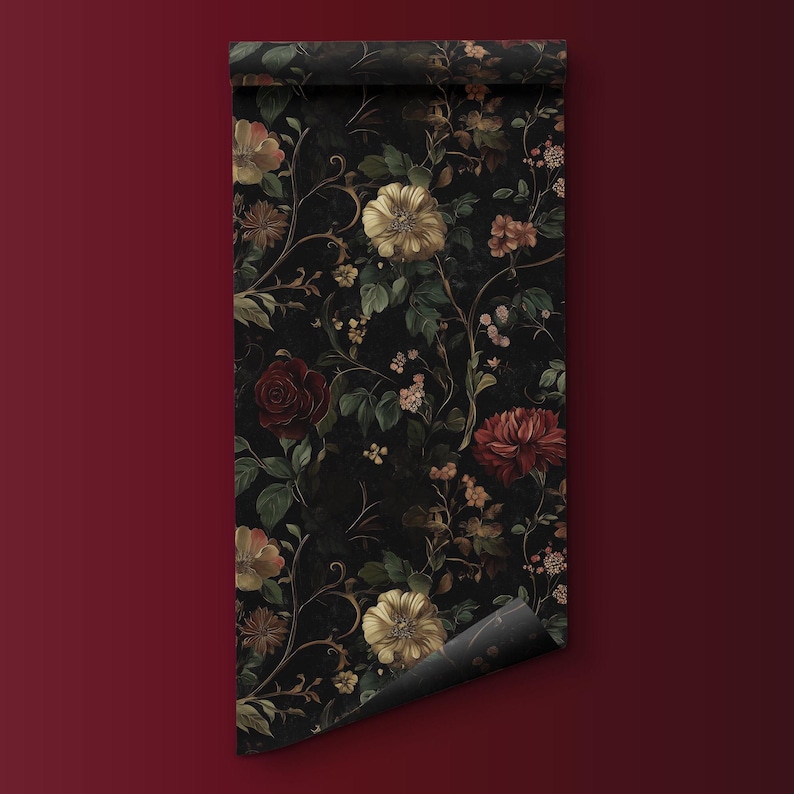 Puede incluir: Un rollo de papel tapiz negro con un patr&oacute;n floral con flores rojas, amarillas y blancas. Las flores est&aacute;n rodeadas de hojas y enredaderas verdes.
