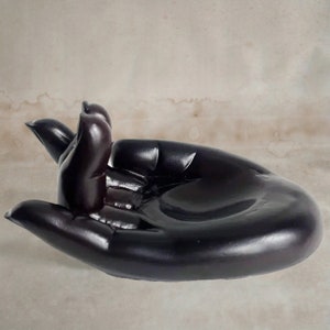 Handgevormde donkerhouten displayschaal organisch decor Handgesneden houten kom primitief modern palm orakel kristallen bol standaard sieraden ambachtelijk