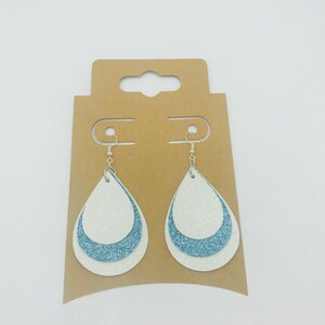 Pendientes de brillo blanco y azul