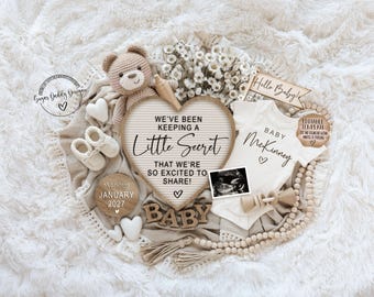 Może przedstawiać: Tablica z literami w kształcie serca z napisem WE'VE BEEN KEEPING A LITTLE SECRET THAT WE'RE SO EXITED TO SHARE, białe body z napisem BABY MCKINNEY, szydełkowy miś, buciki, drewniany krążek z napisem JANUARY 2027 oraz zdjęcie USG.