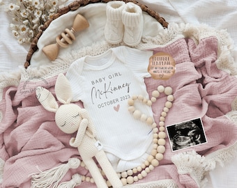 Baby Girl Pregnancy Announcement: It&#39;s a Girl Gender Reveal, Editable (Digital)