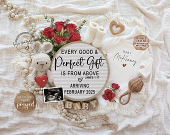 Può includere: Un cartello di legno bianco con il testo "Every good & perfect gift is from above" e "Arriving February 2025". Il cartello è circondato da un coniglietto di uncinetto bianco, un cuore rosso, un cuore di legno, un body bianco con il testo "Baby McKinney", uno sonaglio di legno, un blocco di legno che dice "Baby" e un bouquet di rose bianche e rosse.