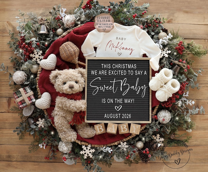 K&ouml;nnte beinhalten: Weihnachtliche Babyank&uuml;ndigung mit einem wei&szlig;en Strampler mit dem Namen "McKinney", einer Buchstaben-Tafel mit dem Text "Sweet Baby" und einem Teddyb&auml;ren. Die Ank&uuml;ndigung ist von einem dekorativen Kranz umgeben.