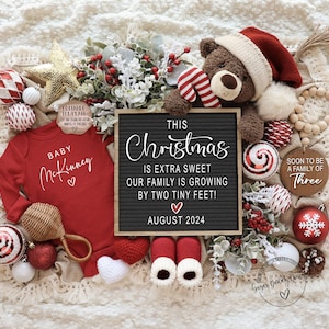 Anuncio de embarazo digital de Navidad neutral, linda revelación de bebé navideño, idea de revelación de redes sociales, plantilla editable, dos pies diminutos