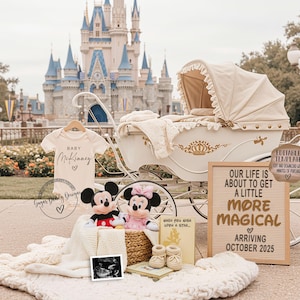 Magische Schwangerschaftsankündigung, digitale Mickey & Minnie Babyankündigung, bearbeitbare Social Media-Vorlage, geschlechtsneutral, Cinderella Castle