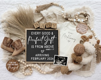 Peut inclure: Un tableau noir avec l'inscription "Every good & Perfect Gift is from above James 1:17" et "Arriving February 2024".  Une grenouillère blanche avec l'inscription "Baby McKinney" et un cœur.  Une pancarte en bois avec l'inscription "For this child we have prayed".  Une peluche, une paire de chaussons de bébé bruns et un bloc de bois qui épelle "BABY".