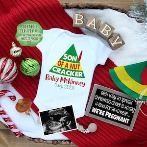 Weihnachten Schwangerschaftansage Digital | Lustige Überraschungs-Babymitteilung | Buddy Weihnachtselfen Karte | Bearbeitbare Vorlage | Geschlechtsneutral